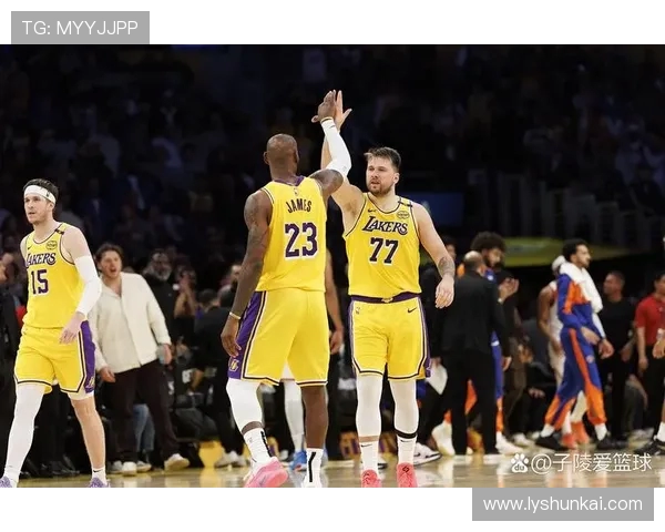 湖人勇士激战正酣 詹姆斯与库里巅峰对决 谁能笑到最后