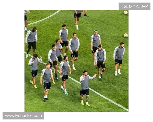 《探索足球的魅力与影响力：从球场到全球文化的深远连接》