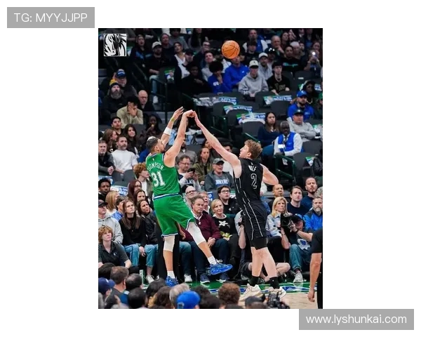 克莱汤普森在对阵雷霆的比赛中展现绝佳状态引发球迷热议